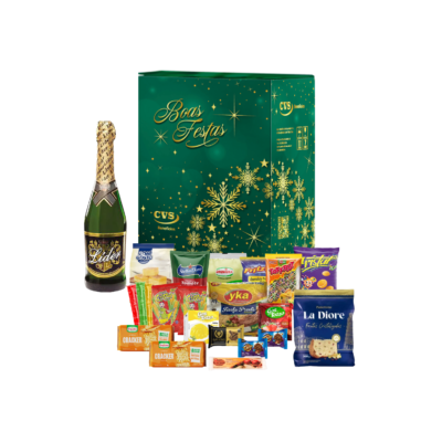 Cesta de Natal Hematita, caixa de papelão decorada kraft. Ela está repleta de produtos alimentícios como panetone, espumante, amendoim, balas, biscoitos, bombons, farofa, macarrão, molho de tomate e outros itens para ceia.