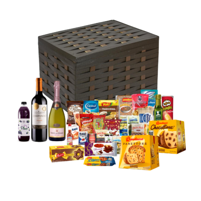 A Cesta de Natal Safira Embalada em uma elegante cesta de vime, Esta cesta inclui dois panetones Bauducco (um de frutas e outro de gotas de chocolate), Azeitonas em conserva, Vinho Chileno, Espumante francês e muito mais outros produtos deliciosos. Uma seleção perfeita para celebrar as festas com muito sabor e alegria!